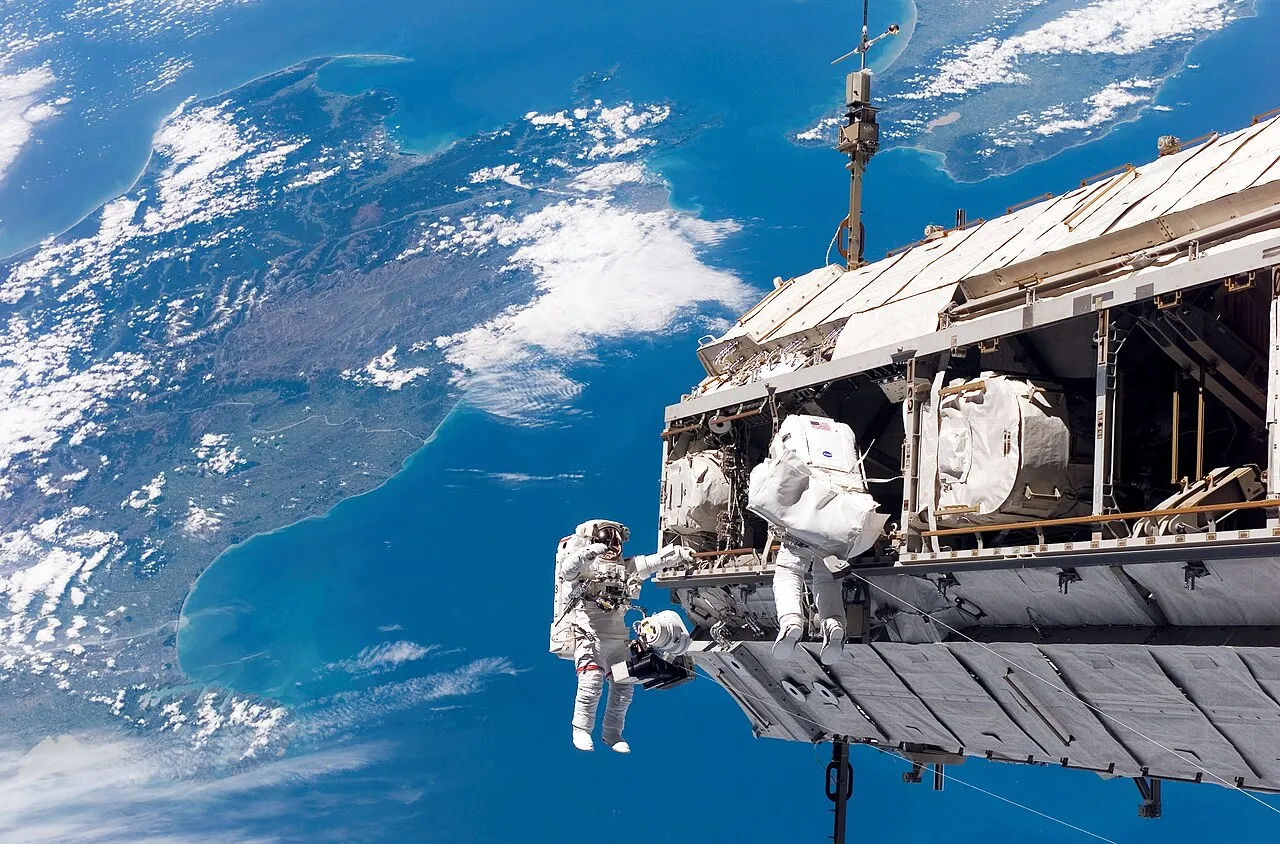 Astronot melakukan penelitian dan latihan fisik di dalam stasiun luar angkasa ISS
