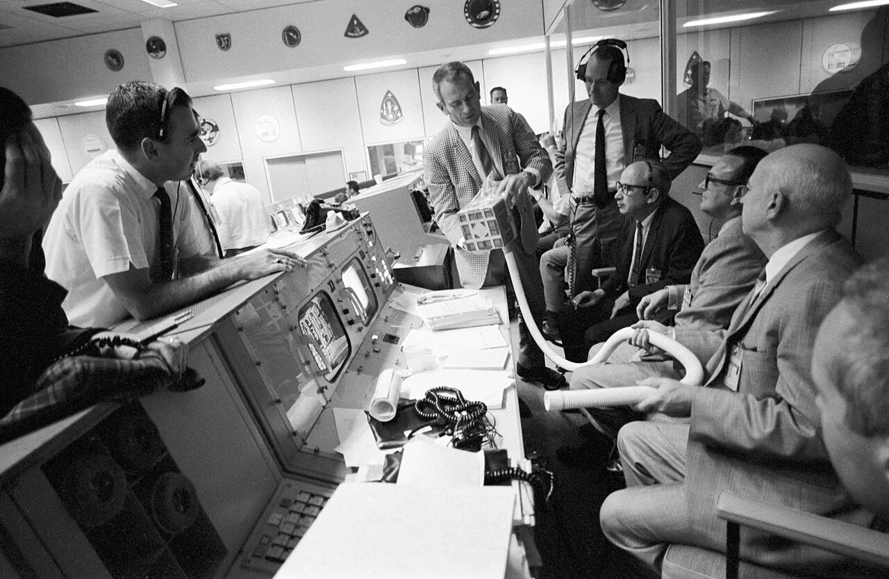 Insinyur NASA memantau keselamatan astronot dalam misi Apollo di pusat pengendali