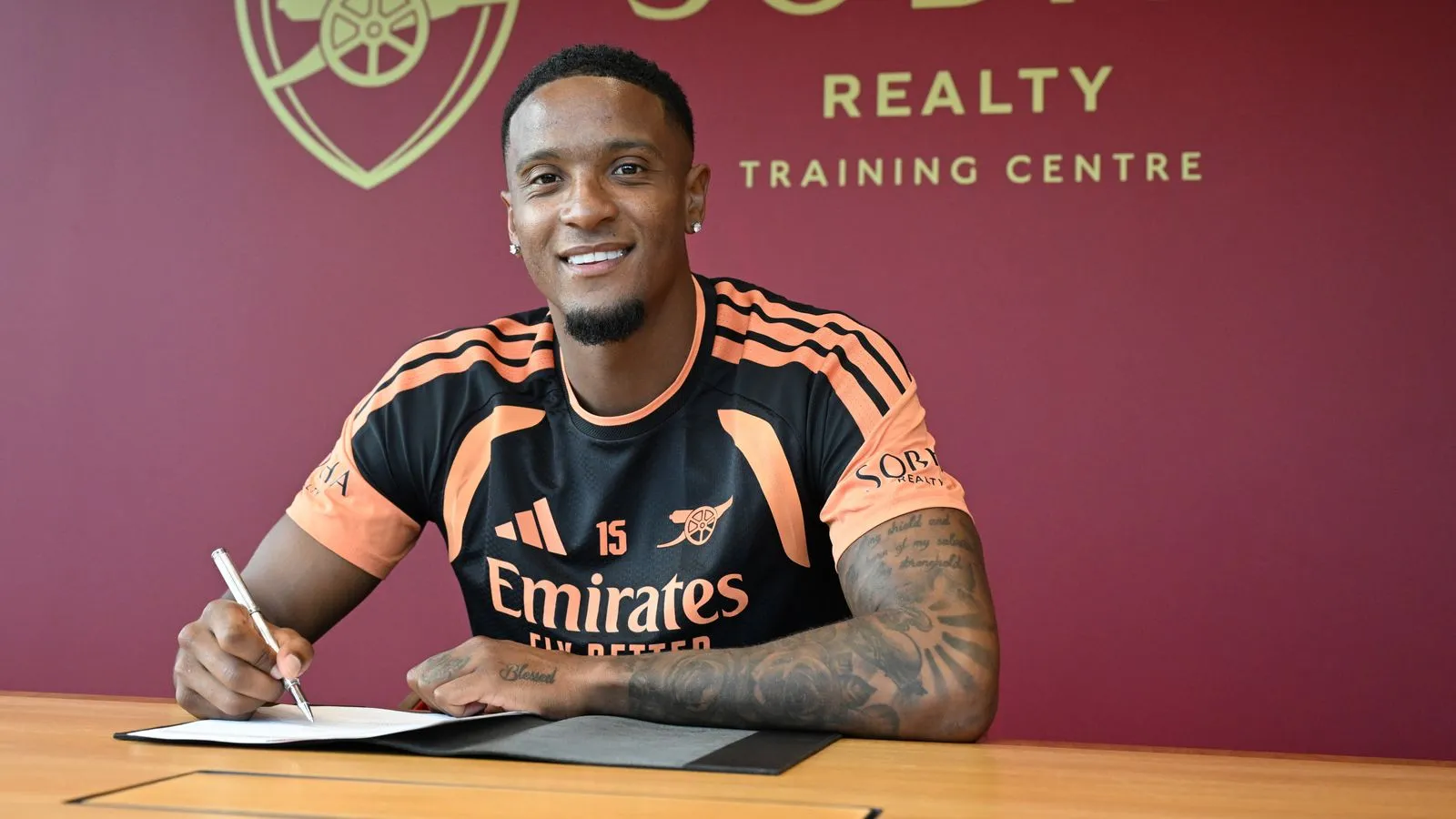 Ezri Konsa resmi bergabung dengan Arsenal dari Aston Villa dalam bursa transfer musim panas