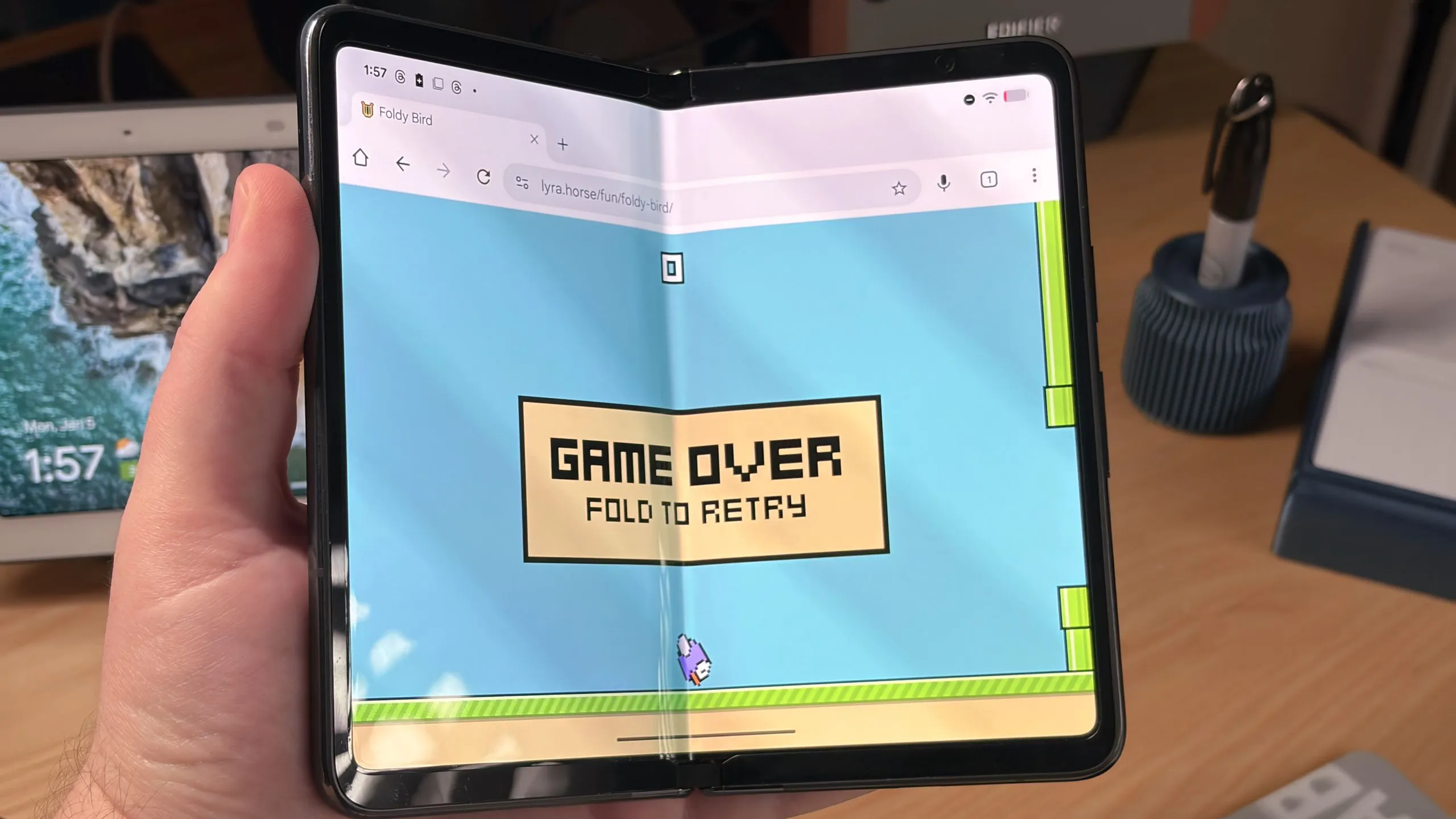Game Foldy Bird yang menggunakan gerakan engsel HP lipat sebagai kontroler unik