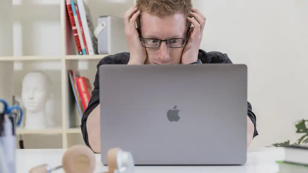 Komputer Mac menampilkan sistem keamanan macOS dan proteksi malware