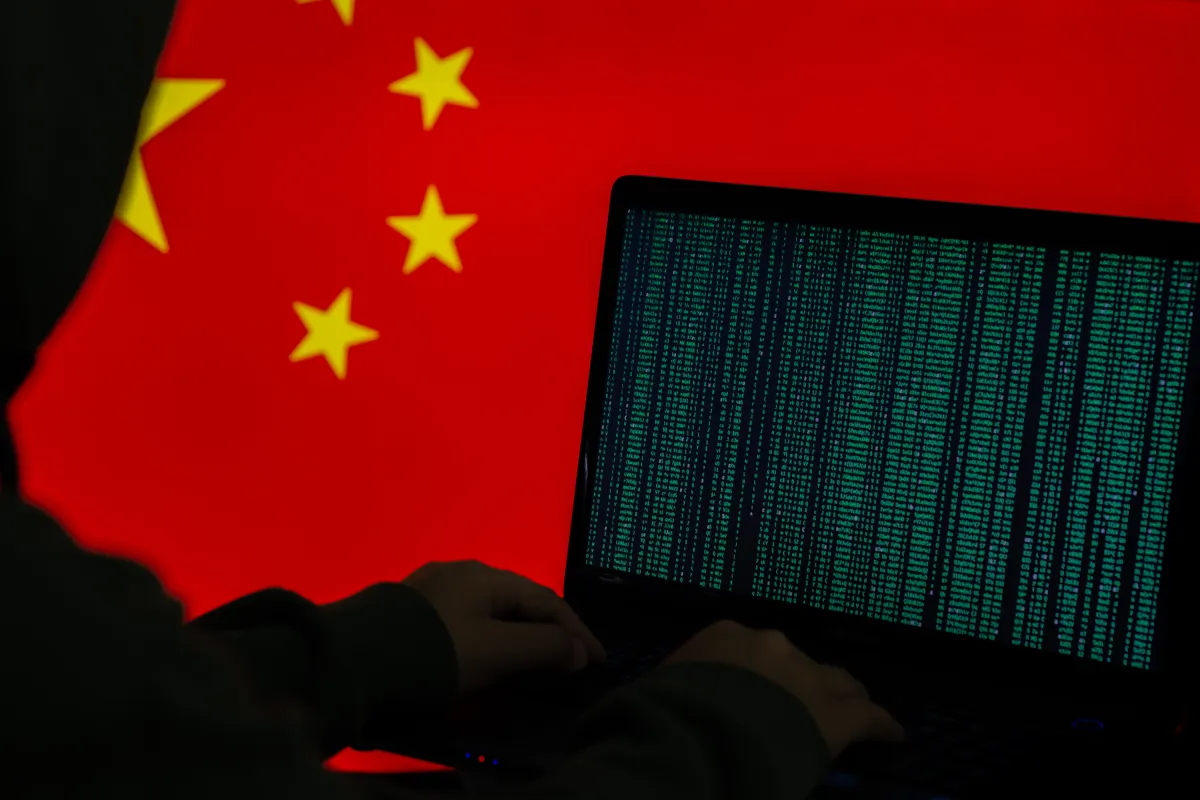 Ilustrasi ancaman keamanan siber dan serangan spyware LightSpy global