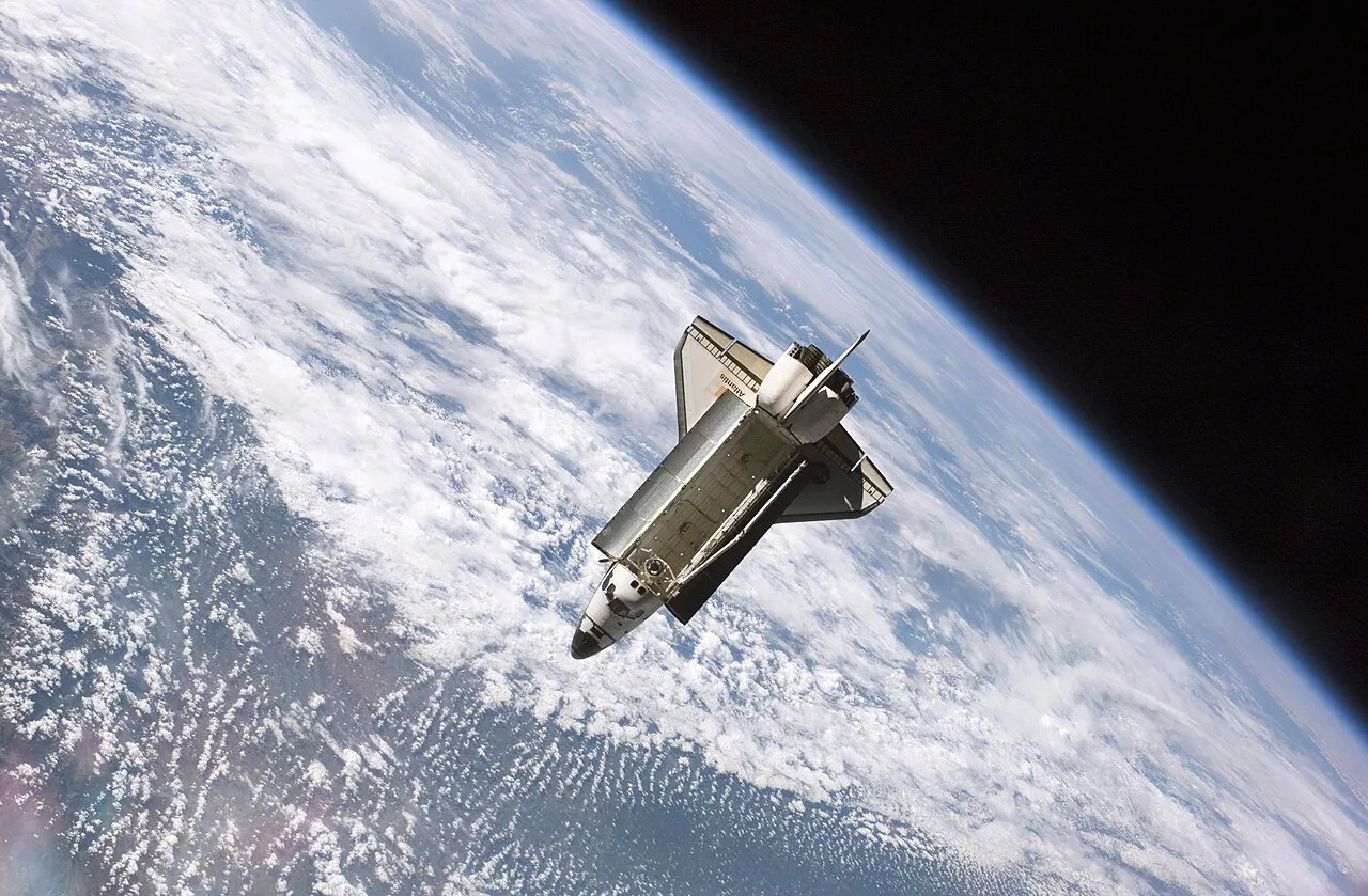 Ilustrasi peluncuran roket launch vehicle menuju orbit luar angkasa