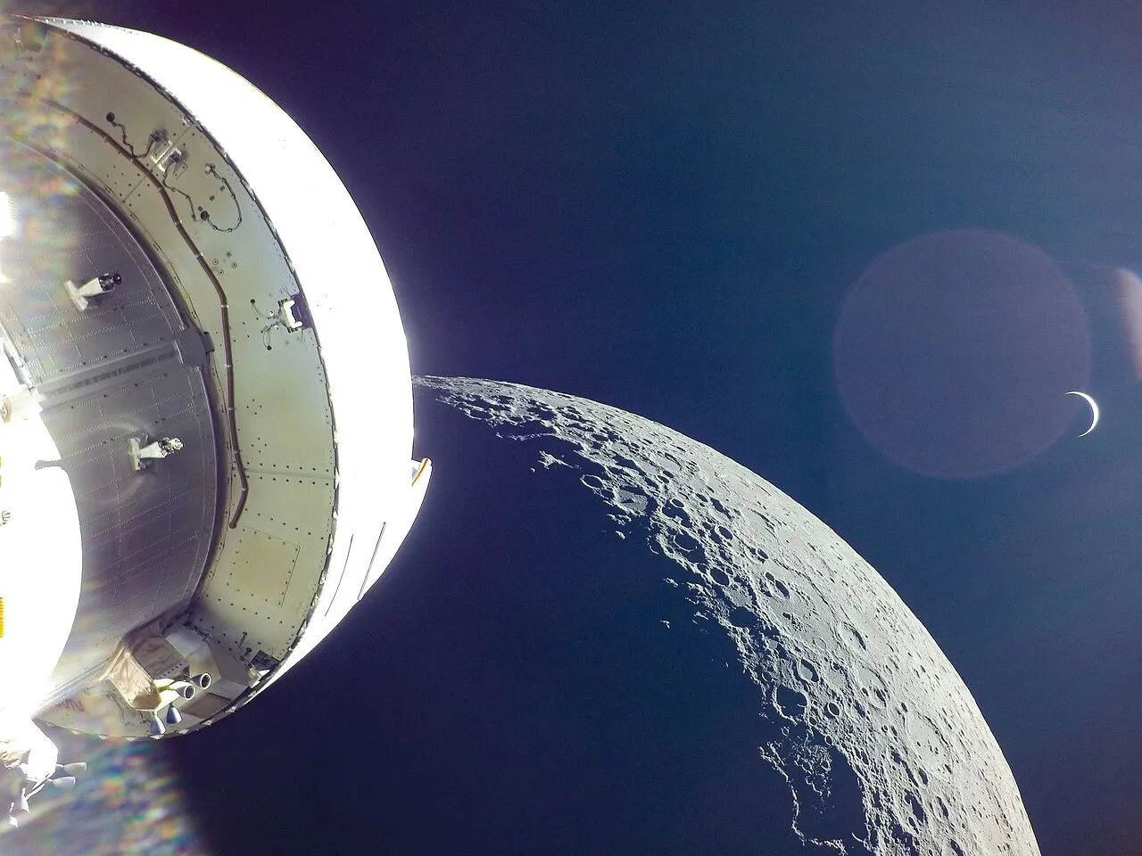 Ilustrasi satelit mengelilingi lunar orbit di sekitar Bulan