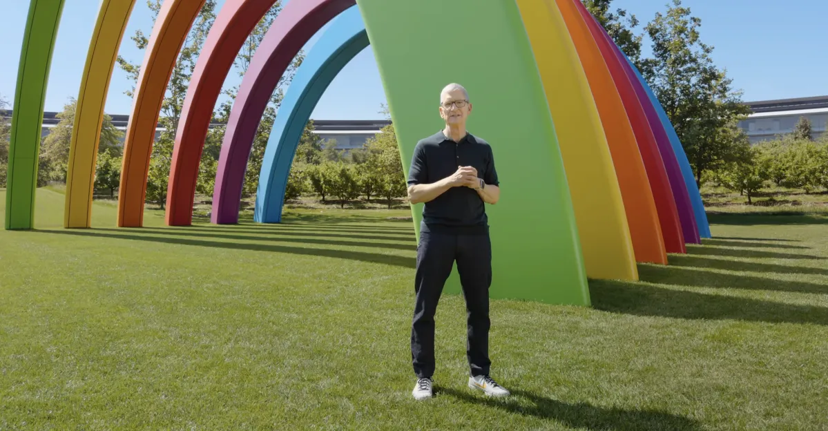 Tim Cook tersenyum di panggung acara peluncuran produk Apple