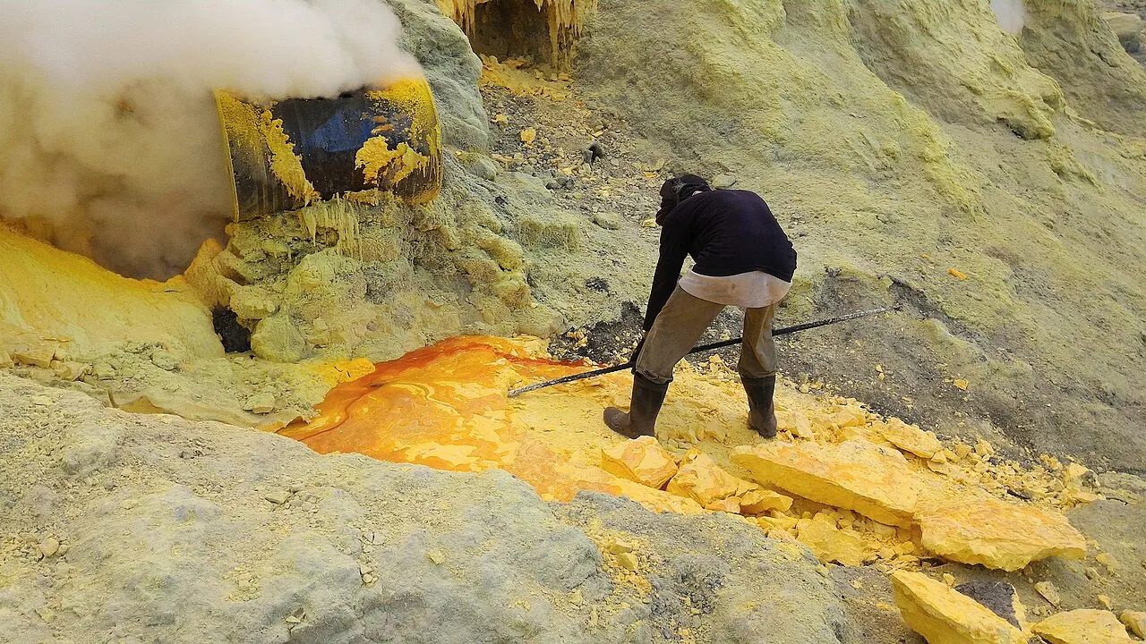 Aktivitas ekstraksi mineral di area pertambangan terbuka modern