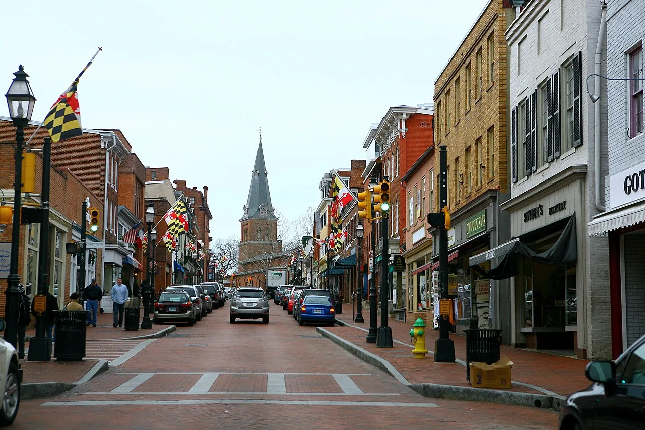 Pemandangan kawasan pesisir dan bangunan bersejarah di kota Annapolis Maryland