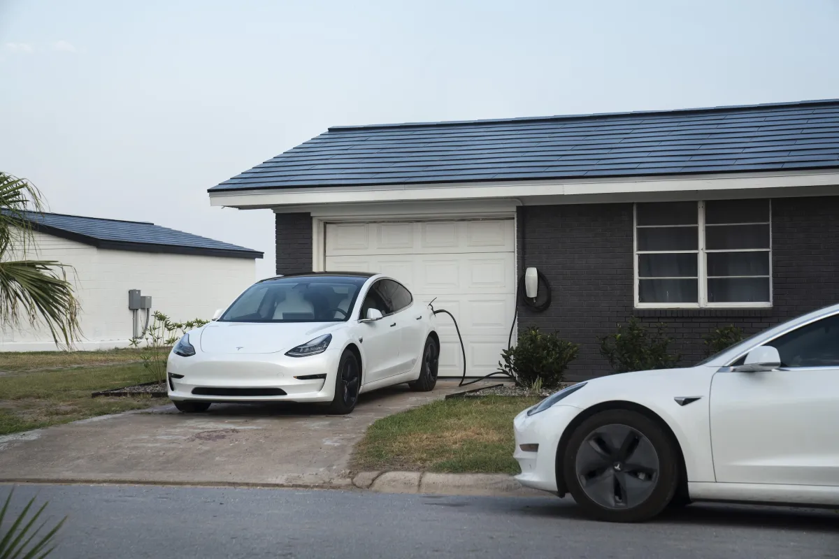 Tesla resmi menyuntik mati produk atap tenaga surya setelah gagal capai target